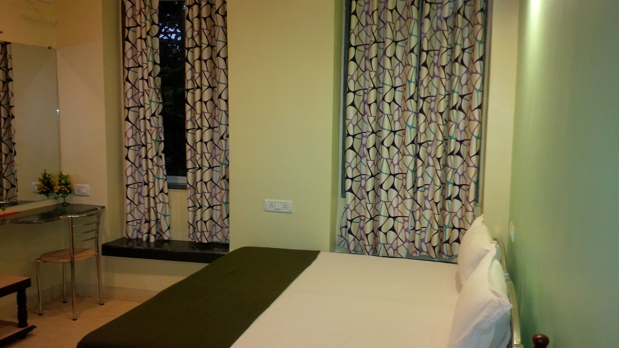 Hotel Blue Bird Colaba Mandve Exteriör bild