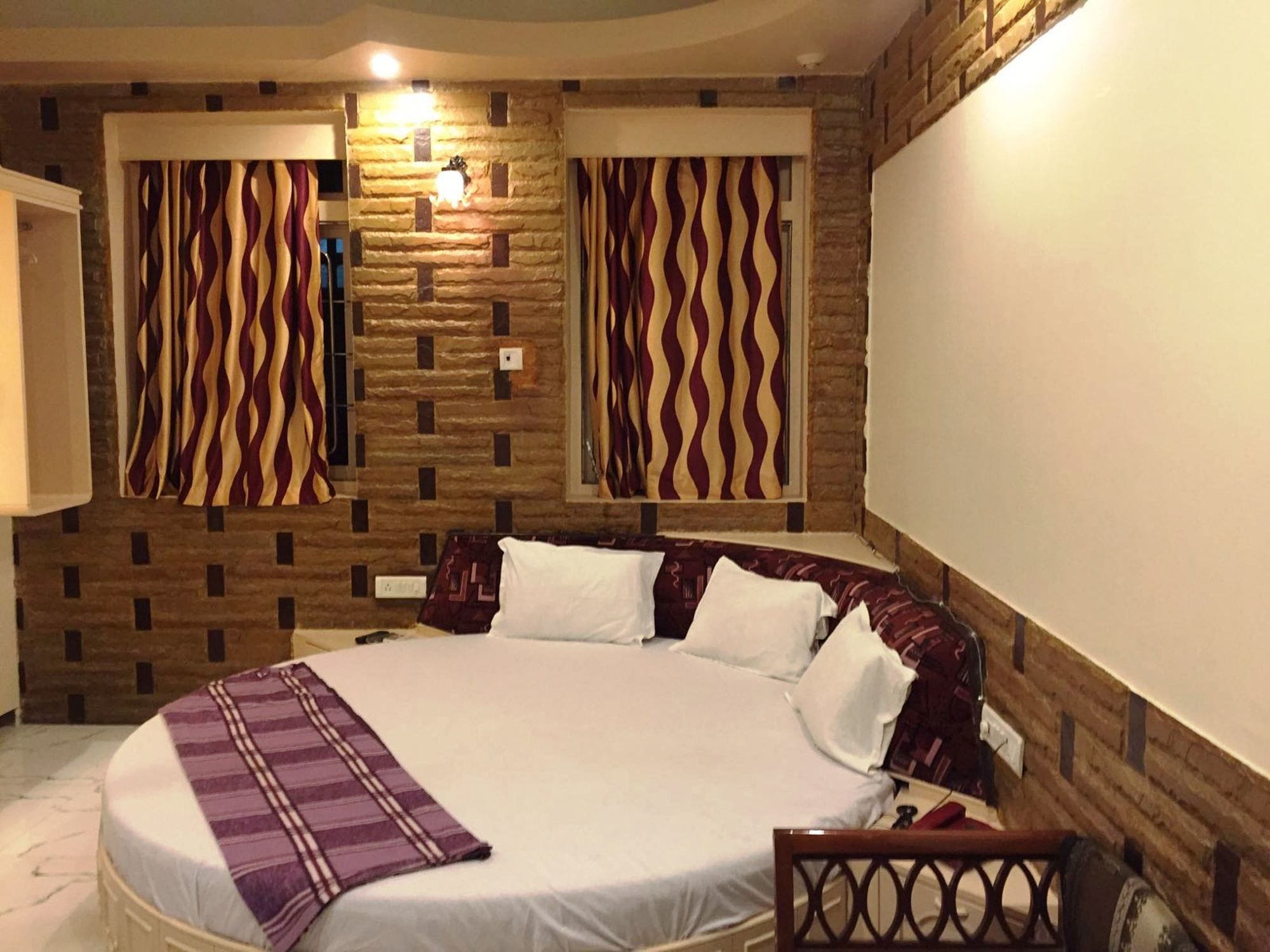 Hotel Blue Bird Colaba Mandve Exteriör bild